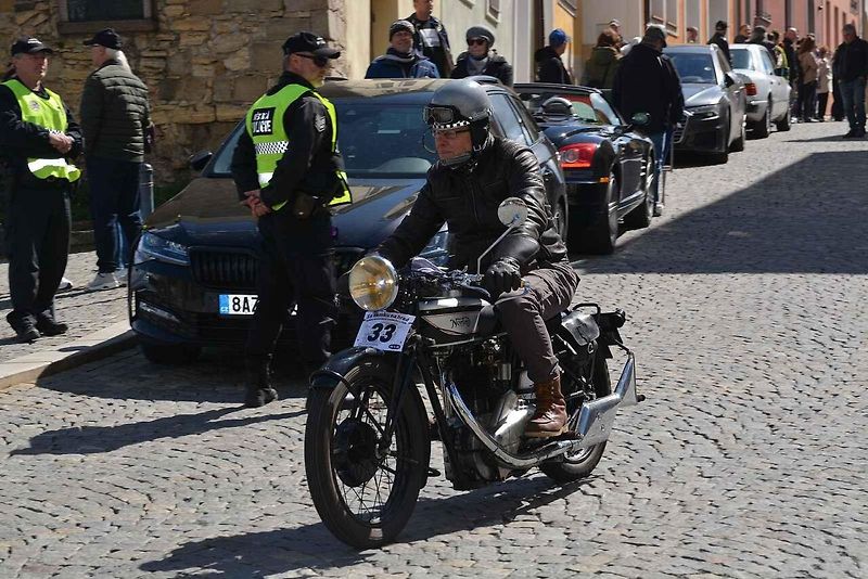 Automobiloví a motocykloví veteráni se vydali v neděli na tradiční jízdu Ze zámku na hrad. Start byl na Horním náměstí v Přerově, kde si lidé užili bohatý program.