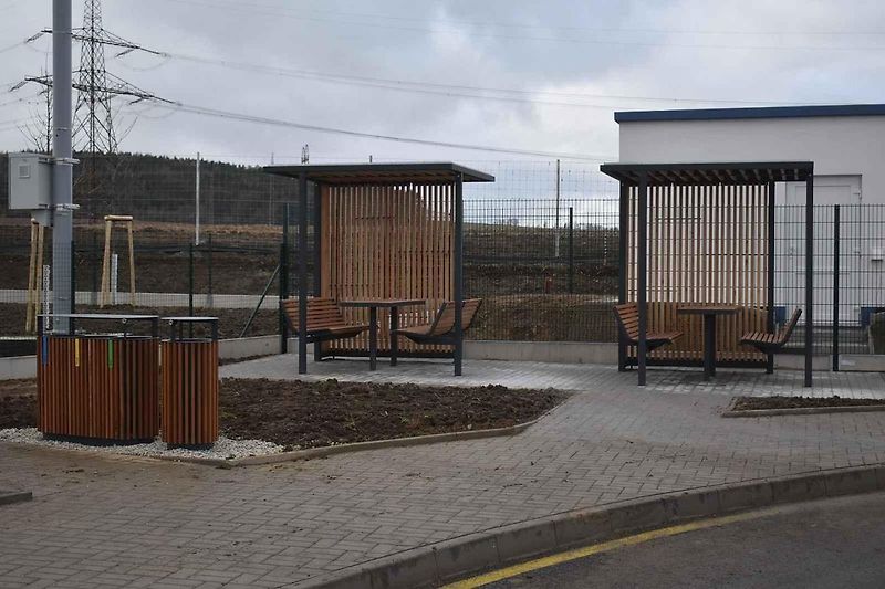 Čerpací stanice jsou na obou stranách dálnice,