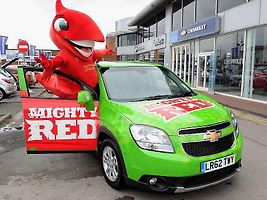 Mighty Red se svým novým vozem