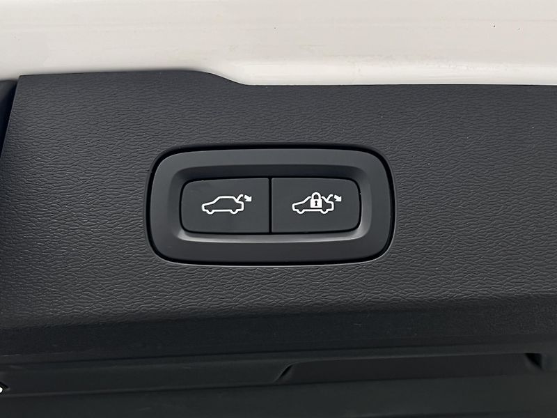 Volvo V60 T6 MOMENTUM RECHARGE AUT - fotka 42 z 44