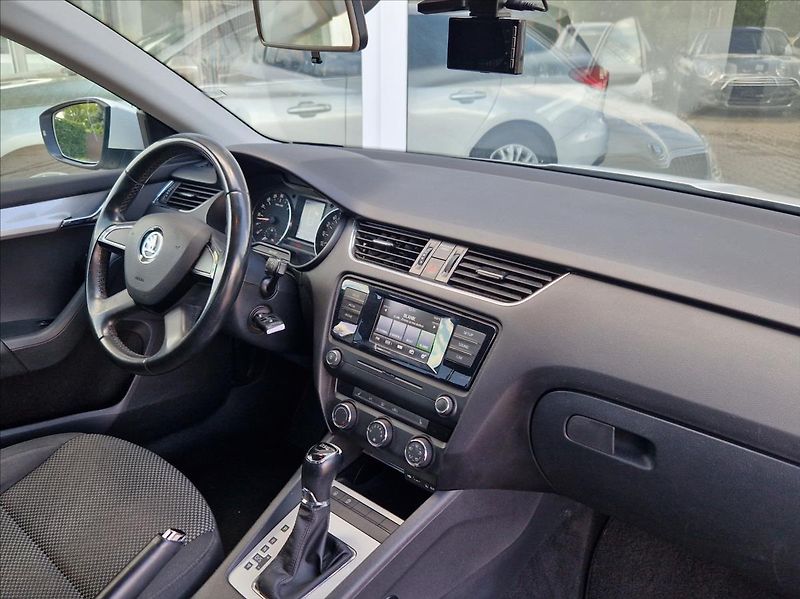 Škoda Octavia 1,6 TDI VÝHŘEV NEZ.TOPE XENONY - fotka 17 z 34
