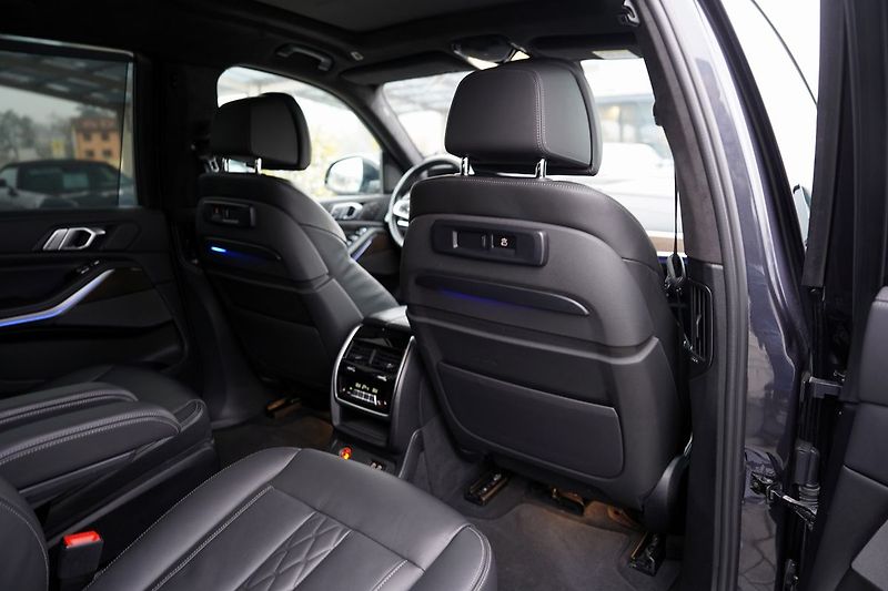 BMW X7 M50i xDrive/AT9/22/ČR/530 PS - fotka 33 z 49