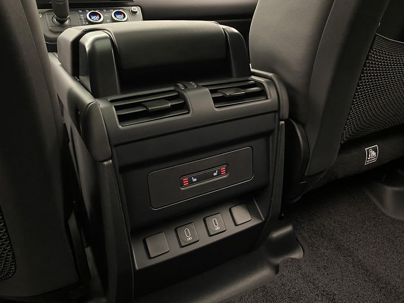 Land Rover Defender 110 D350 X-Dynamic HSE - fotka 56 z 59