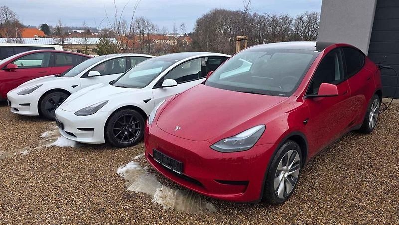 Elektrická auta jsou fenoménem posledních let. Průkopníkem popularity je značka Tesla.