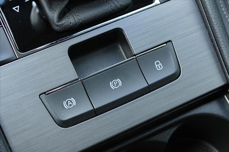 Škoda Superb 2.0 TDI SCOUT DSG ČR - fotka 26 z 31