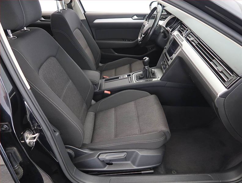 Volkswagen Passat (2015) 2.0 TDI, Navi, Tempomat - fotka 9 z 22