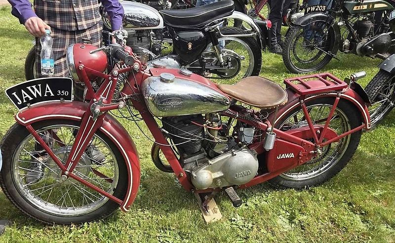 Habrovany cestovaly časem. Park zaplnily historické automobily i motorky.