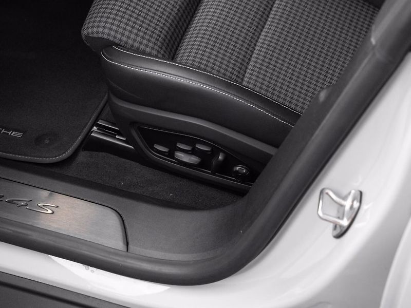 Porsche Taycan 4S Cross Turismo BOSE Matrix - fotka 12 z 23