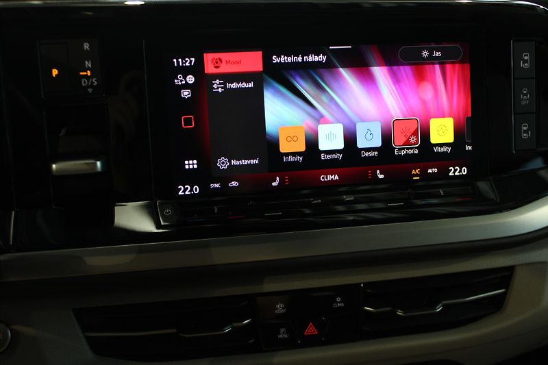 Volkswagen Multivan TDi DSG Style Long ACC/NezTop/ - fotka 23 z 33