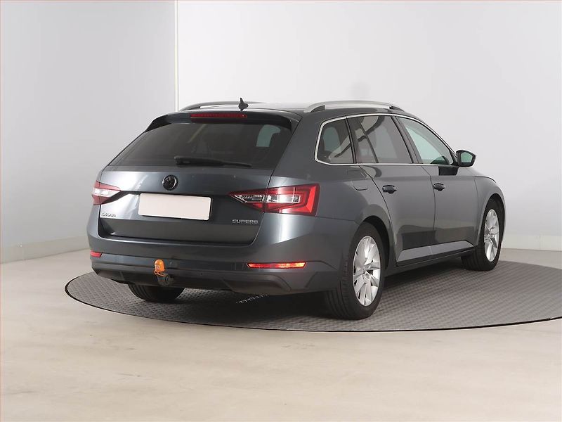 Škoda Superb (2016) 1.6 TDI, Navi, Bi-Xenony - fotka 5 z 20