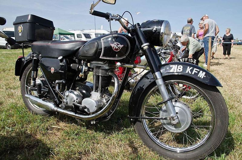 Holandský poštovní sbor vybavený motocykly Matchless.