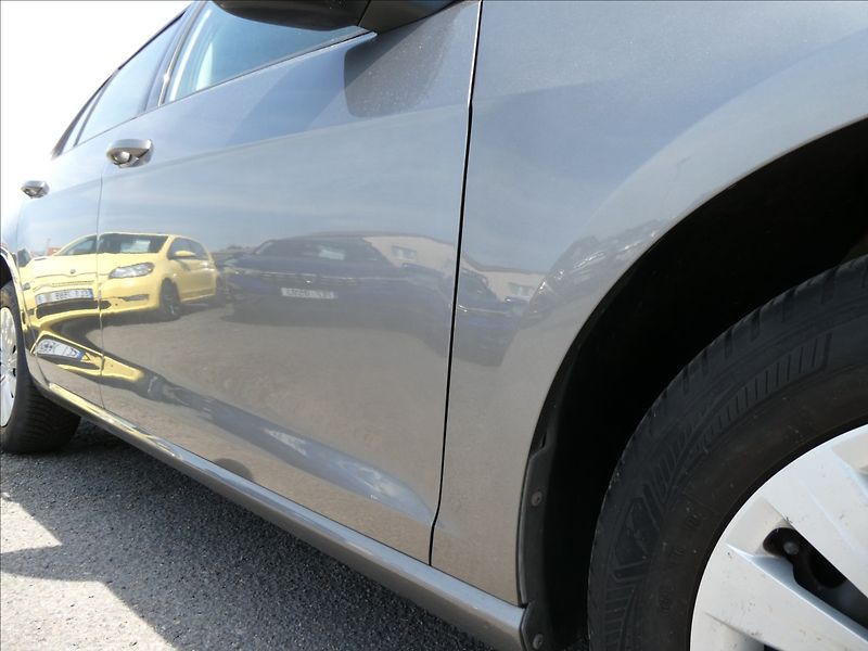 Volkswagen Golf 1,2 TSi 81kW auto klima, závěs - fotka 12 z 50