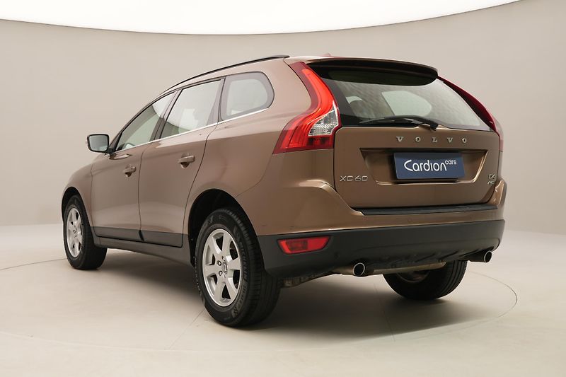 Volvo XC60 D4 AWD MOMENTUM CZ - fotka 10 z 45