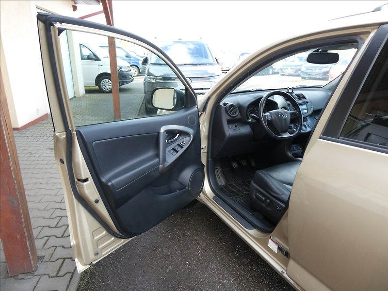 Toyota RAV4 2,2 D-4D 110kW 4x4,ČR,2.majite - fotka 14 z 40
