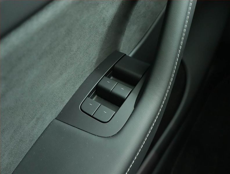 Tesla Model Y (2022) Performance 79kWh, SoH 91% - fotka 18 z 21