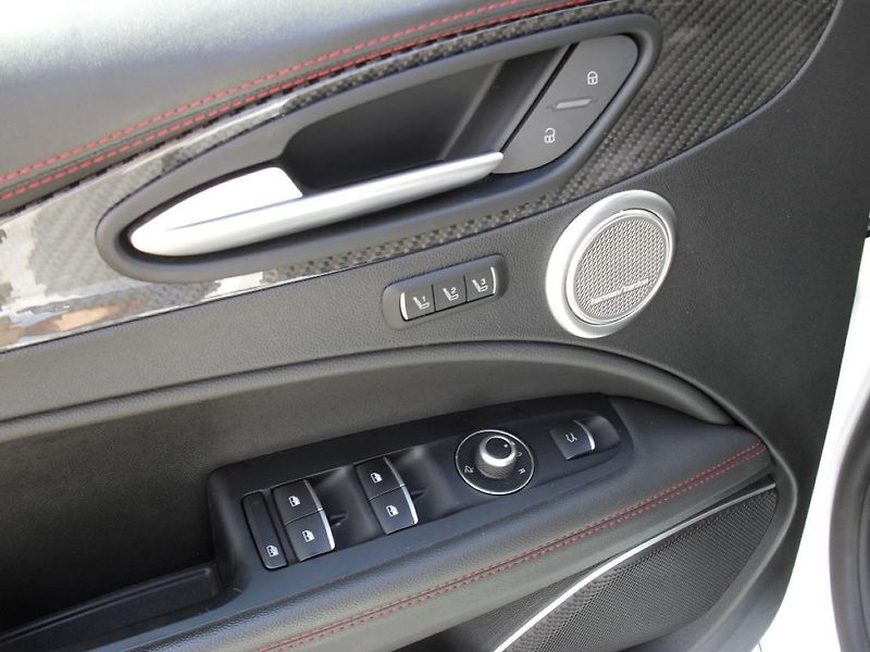 Alfa Romeo Stelvio 2,9 Bi-Turbo V6 Quadrifoglio - fotka 27 z 32