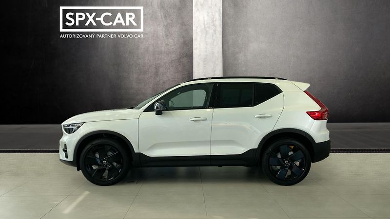 Volvo XC40 (2026) PLUS BLACK EDITION, B4 FWD, 14 - fotka 4 z 14