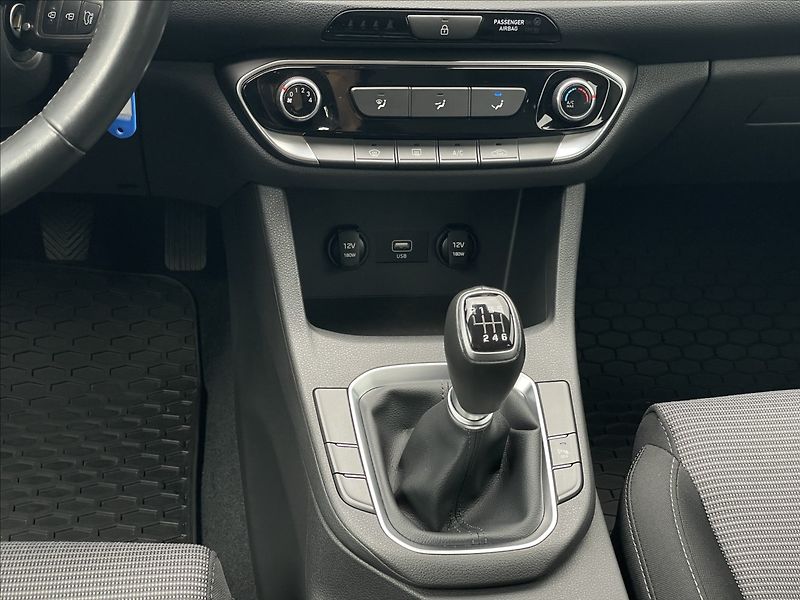 Hyundai i30 1,5 CVVT Combi Comfort - fotka 12 z 23