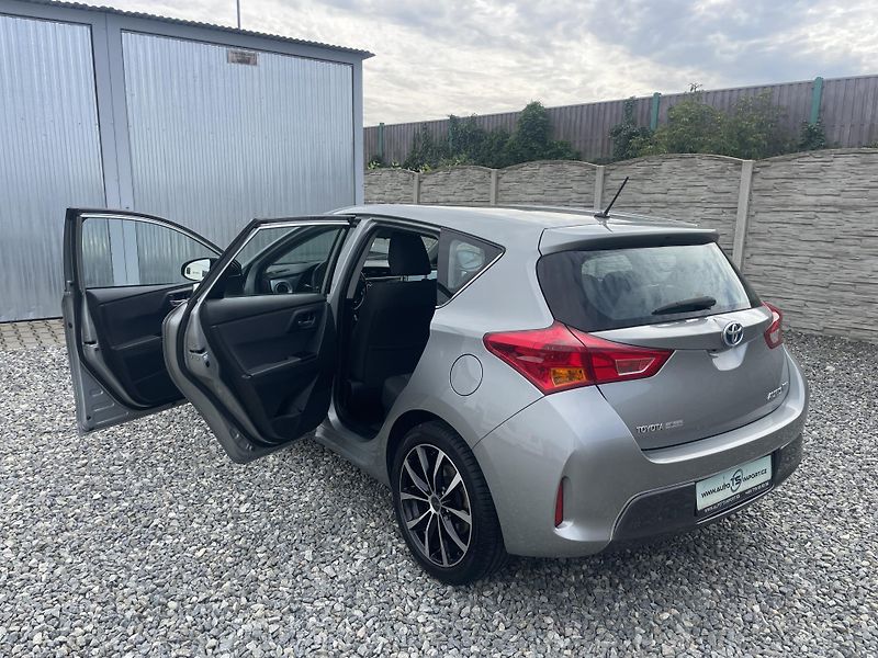 Toyota Auris 1.8i 16v HYBRID AUT SERVIS TOP - fotka 109 z 172