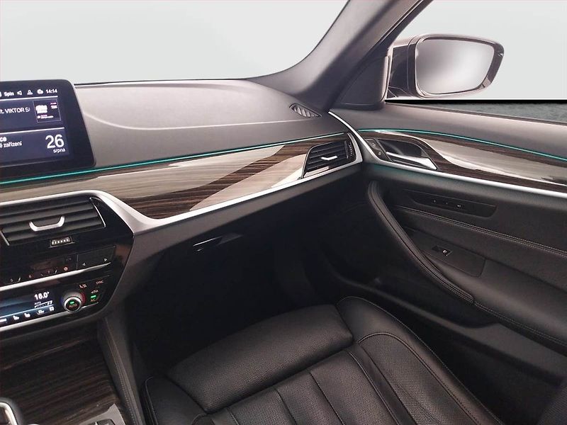 BMW Řada 5 (2023) 530d xDrive - fotka 8 z 27