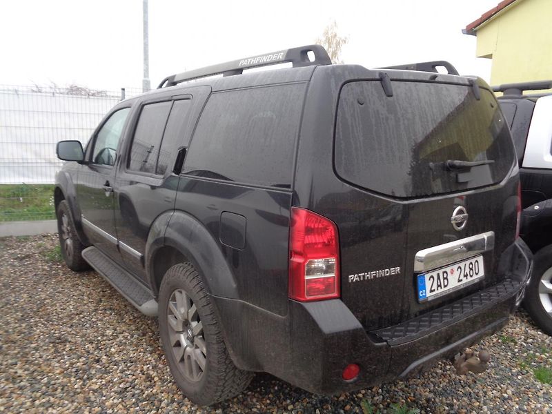 Nissan Pathfinder 3,0 - fotka 2 z 16
