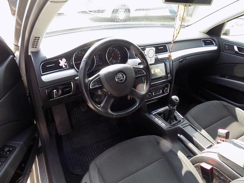 Škoda Superb 1,6 TDI 77 KW NAVI, TEMP - fotka 15 z 34