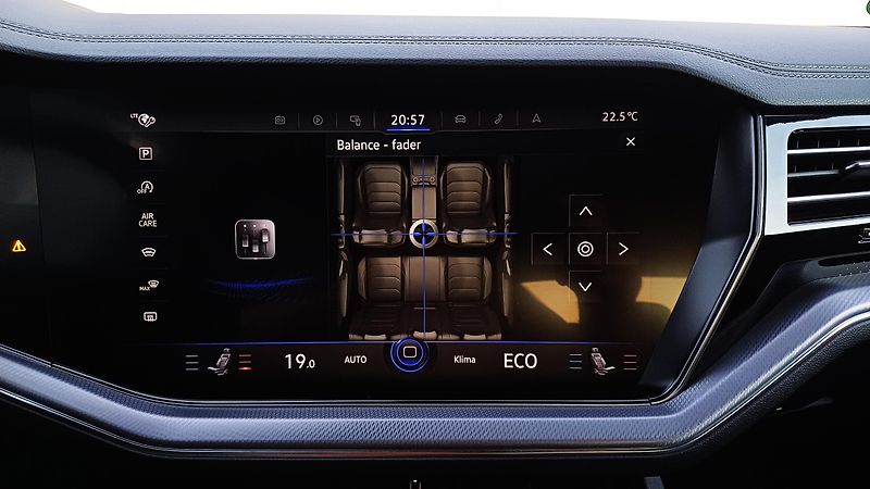 Volkswagen Touareg R-LINE 210kW-WEBASTO-HUD-TZ- - fotka 40 z 50