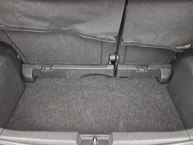 Toyota Yaris (2009) 1.0 VVT-i, nová STK - fotka 13 z 14