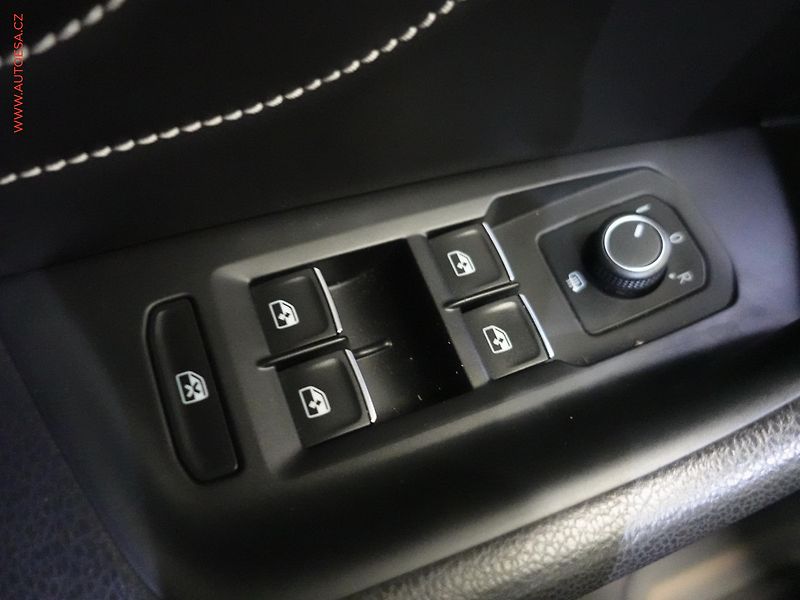 Volkswagen Passat (2019) 2.0 TSI, ČR, R-Line, DSG - fotka 14 z 23