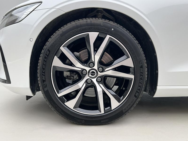 Volvo V60 B4 DARK PLUS AUT - fotka 15 z 46