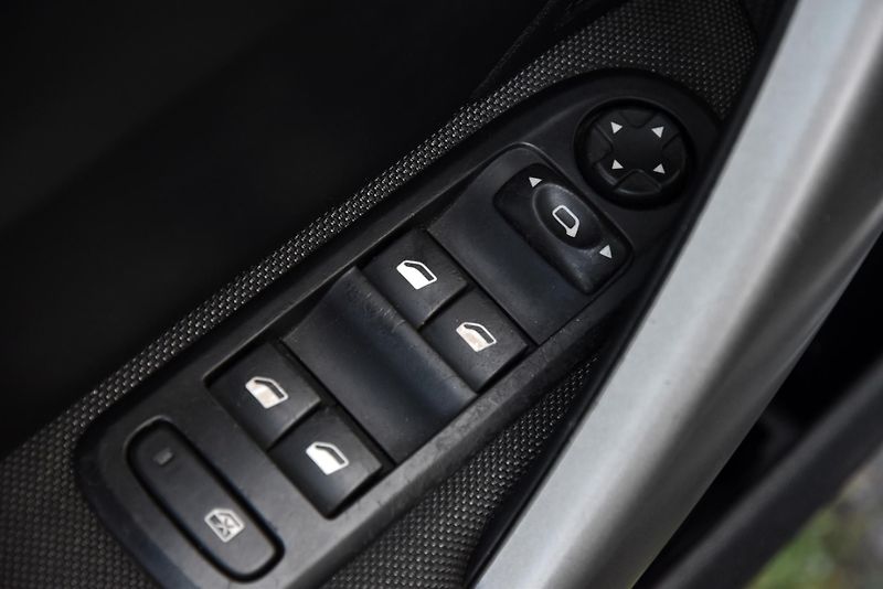 Peugeot 308 CC 1.6 HDi 6st,KLIMA,TEMP,ALU - fotka 15 z 41