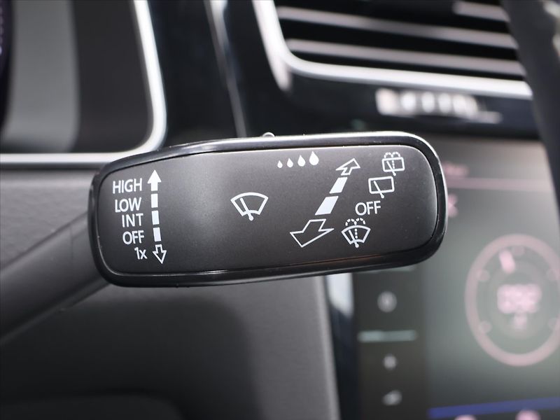 Volkswagen Golf R 2,0 TSI 228kW 4M DSG Virtual - fotka 18 z 37