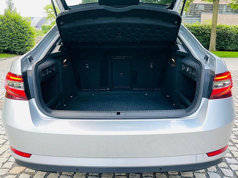 Škoda Superb 2.0TDI AUTOMAT SENZORY LED - fotka 21 z 49