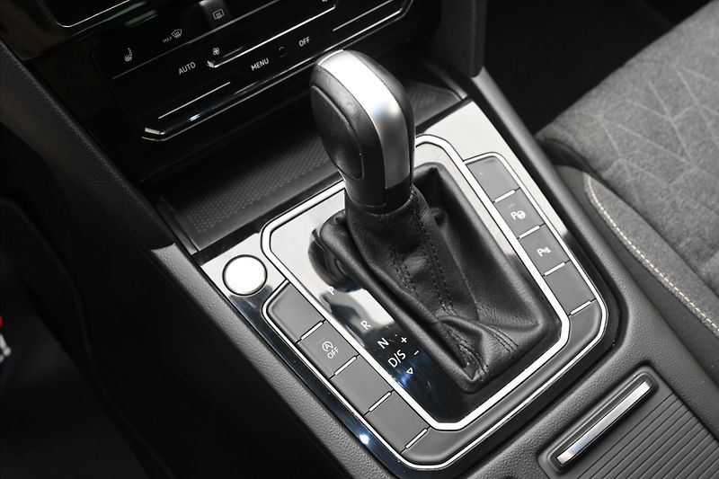 Volkswagen Passat 1,5 TSI 110 kW DSG Business Zá - fotka 23 z 31