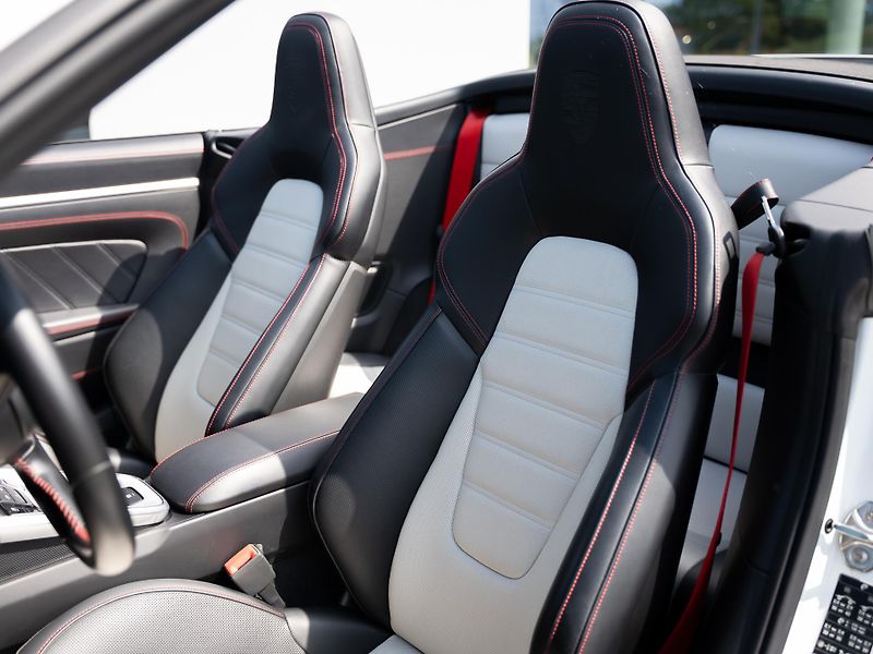 Porsche 911 Turbo S Cabriolet - fotka 13 z 29