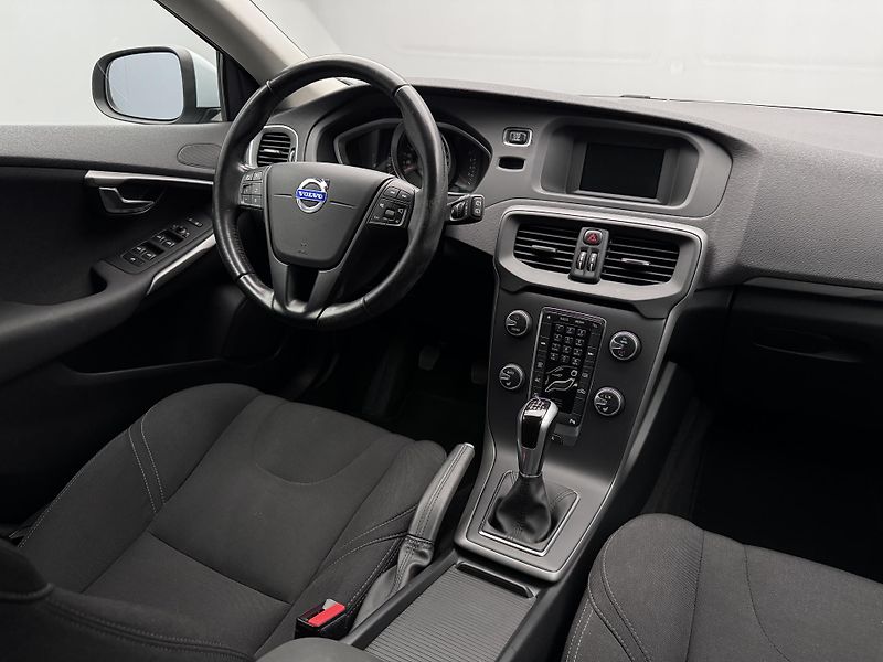 Volvo V40 T2 KINETIC CZ 1.maj REZERVACE - fotka 21 z 40