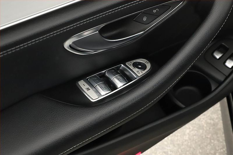 Mercedes-Benz Třídy E (2021) AMG Paket E 300 e 4MATIC - fotka 26 z 31