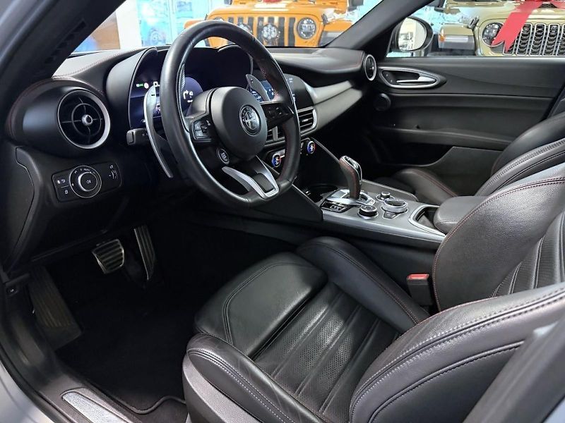 Alfa Romeo Giulia (2023) 2.0 T 280k AT8 ZF Q4 4x4 Compe - fotka 7 z 23
