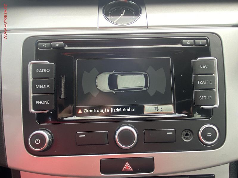 Volkswagen Passat (2013) 1.6TDi, AC, výhřev sed - fotka 16 z 18