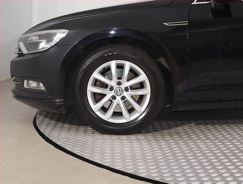 Volkswagen Passat (2015) 2.0 TDI, Navi, Tempomat - fotka 14 z 23