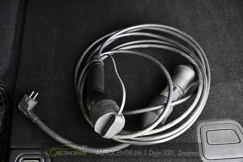 Volvo XC60 2.0T8 R-Desing RECHARGE - fotka 46 z 54