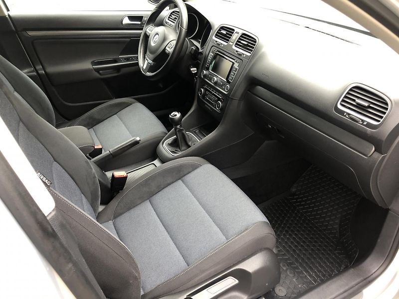 Volkswagen Golf Variant (2011) 2,0TDi STYLE nez. rezervace - fotka 35 z 68