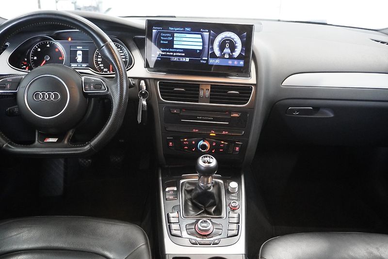 Audi A4 2,0 TDI S-LINE - fotka 23 z 30