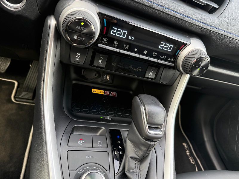 Toyota RAV4 2.5 HSD e-CVT AWD Selection - fotka 22 z 29