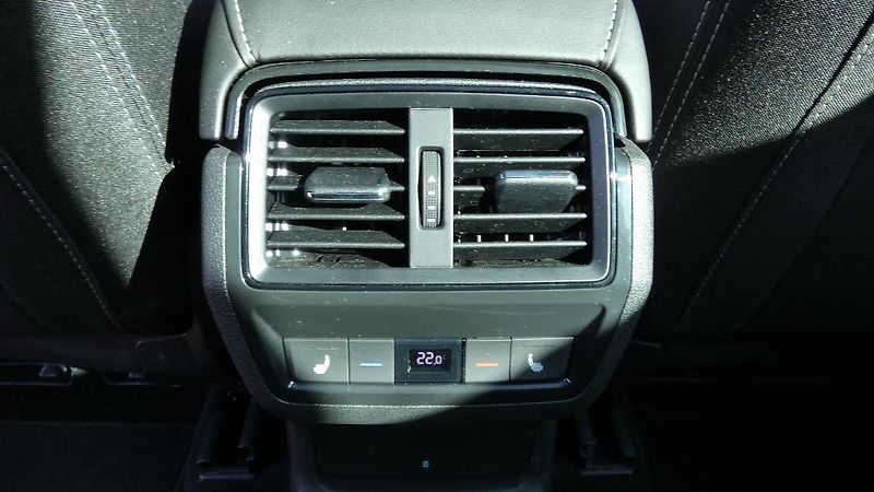 Škoda Karoq 1,5 TSI Sportline Exclusive DS - fotka 24 z 27