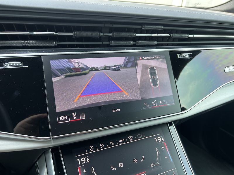 Audi Q8 50 TDI quattro ZÁRUKA - fotka 17 z 35