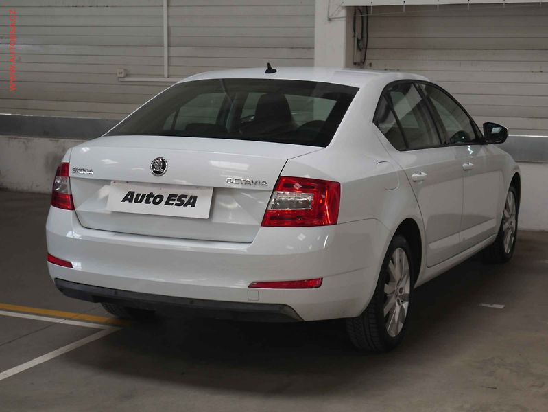 Škoda Octavia (2015) 2.0 TDi, ČR, DSG, AC, park - fotka 6 z 20
