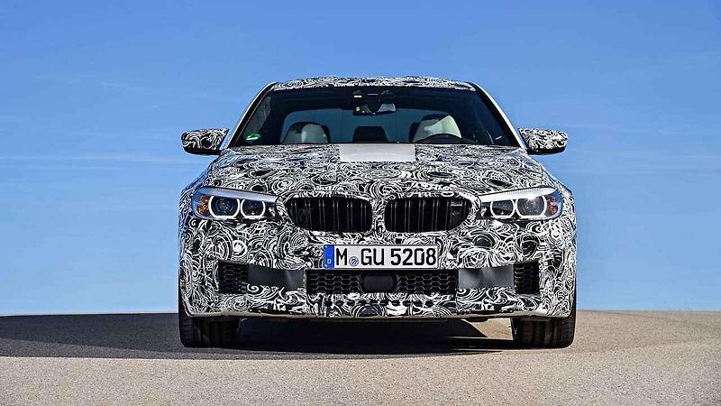 Prozatím maskované BMW M5.