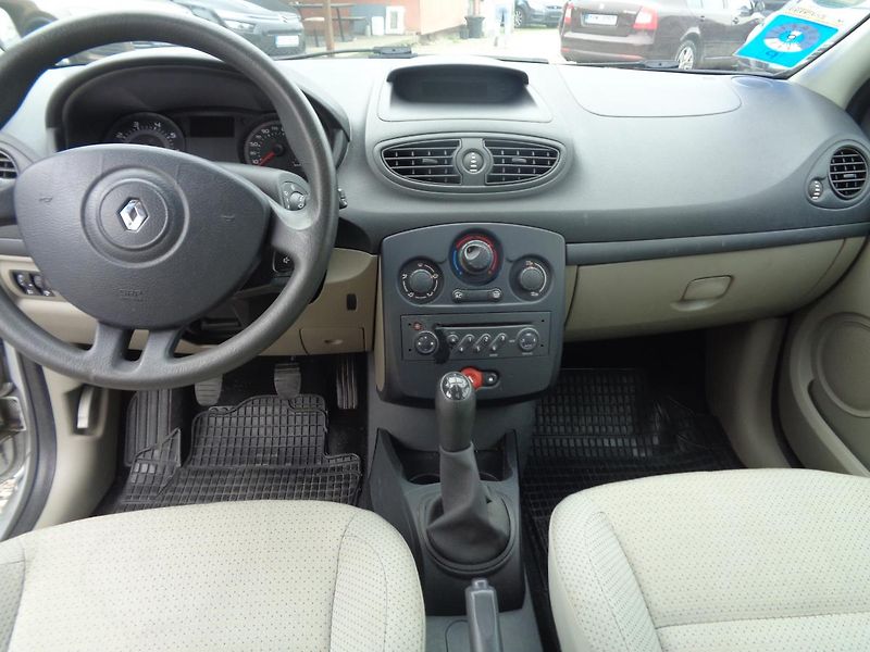 Renault Clio 1,1 - fotka 10 z 13
