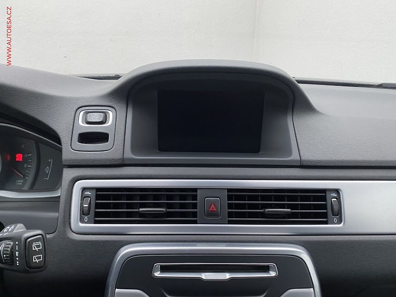 Volvo V70 (2015) 2.0 D4, Bixen, navi, kůže - fotka 13 z 20